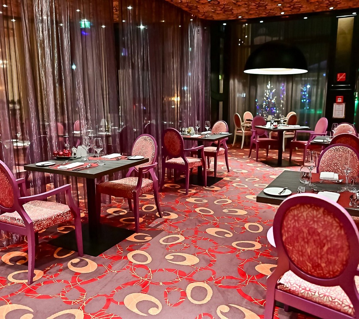 Ivorzelan's elegant, high-quality dining room